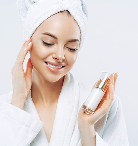 Frau mit gepflegtem Gesicht | NOGI Naturkosmetik